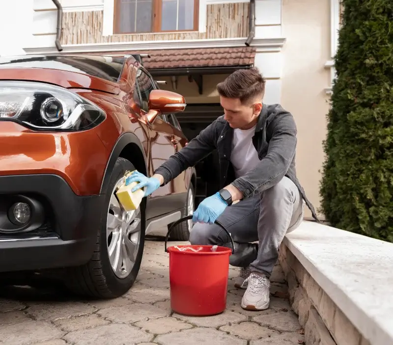 Lavage auto à domicile Saint-Martial-Entraygues : professionnel intervenant sur un véhicule